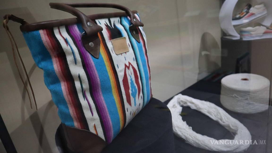 $!El Sarape de Saltillo se reinventa como pieza de arte moderno y de diseño de moda
