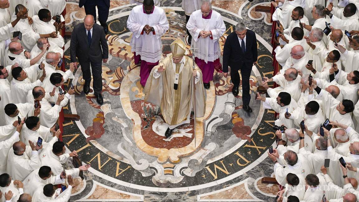 $!El Papa León XIV dirige una misa con ordenaciones sacerdotales dentro de la Basílica de San Pedro en el Vaticano.