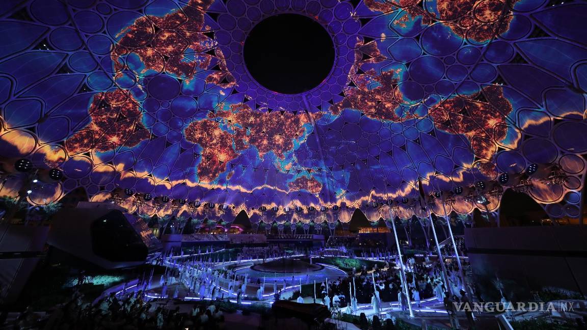 $!Los bailarines se presentan en el centro de espectáculos de Al Wasl Plaza en el sitio de la EXPO durante la ceremonia de apertura oficial de la EXPO 2020, Dubai, Emiratos Árabes Unidos. EFE/EPA/Ali Haider