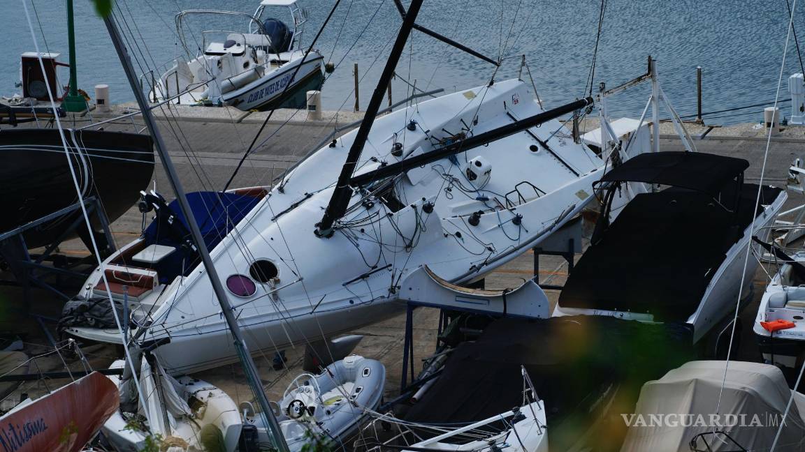 $!Un bote volcado tras la devastación que dejó el paso del huracán Otis, en Acapulco, México, el viernes 10 de noviembre de 2023.