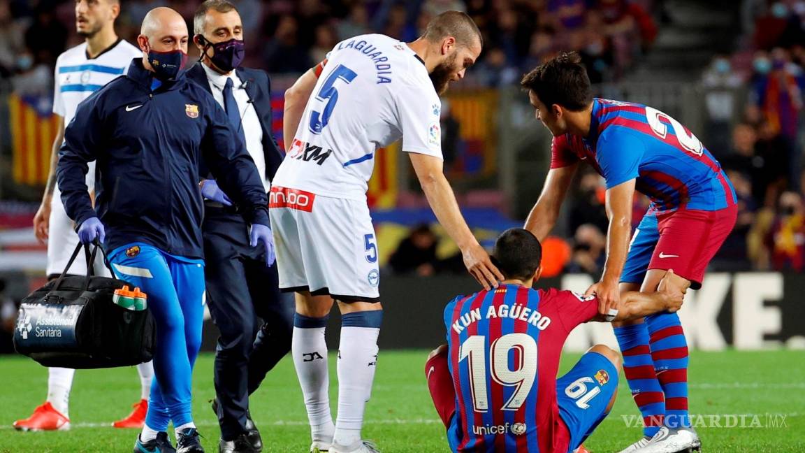 $!El jugador azulgrana debió retirarse antes de que finalizara la primera parte del partido de Liga Española ante el Alavés del 30 de octubre por un malestar torácico