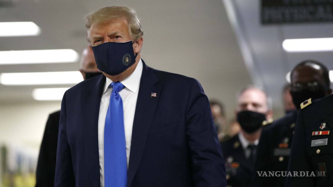 Aparece Trump usando cubrebocas en público por primera vez desde que inició la pandemia