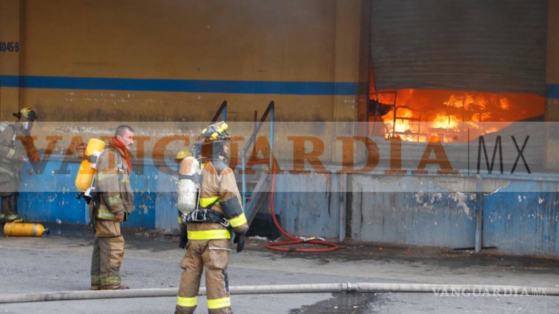 $!Fuerte incendio en bodega a la altura de la Central de Abastos alarma a Saltillo