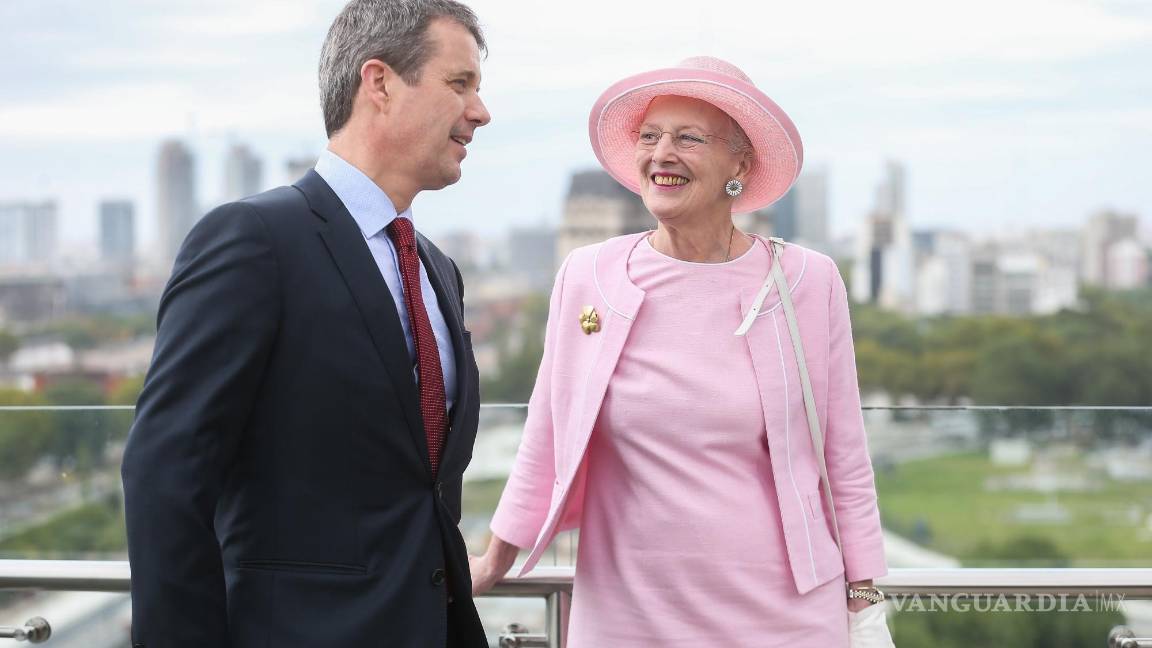 $!La reina de Dinamarca, Margarita II (d), junto a su hijo, Federico (i). EFE/Juan Ignacio Roncoroni