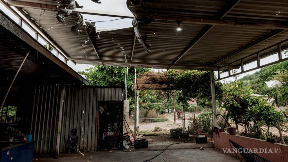 $!Daños provocados por una bomba lanzada por un dron en el techo de una casa en El Guayabo, Michoacán. Los cárteles utilizan artefactos explosivos improvisados.