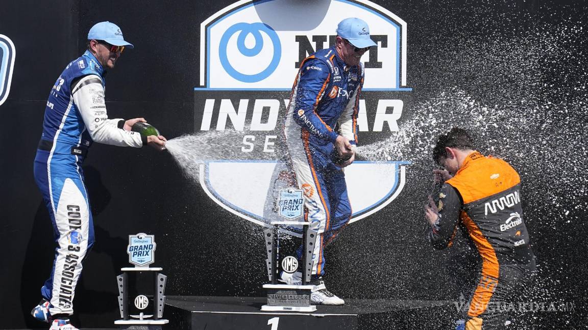 $!Pato fue rociado con champagne por sus colegas Scott Dixon y Graham Rahal, tras haber ganado los tres el Gran Premio.