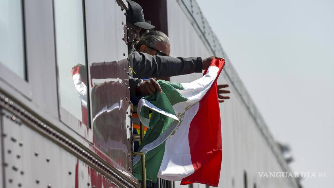 $!Paso de la locomotora 2816 por la ciudad de Saltillo. El fotógrafo de VANGUARDIA MX, Omar Saucedo, capturó el momento donde los maquinistas muestran la bandera de México