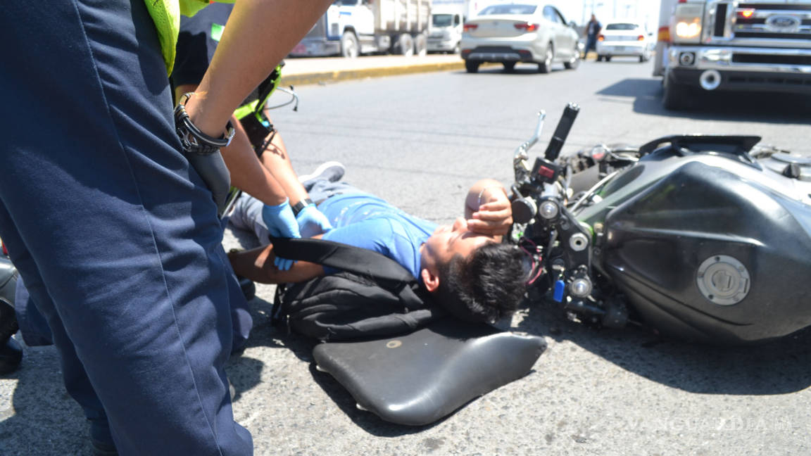 Agente de la FGE de Coahuila impacta contra un tráiler y resulta lesionado