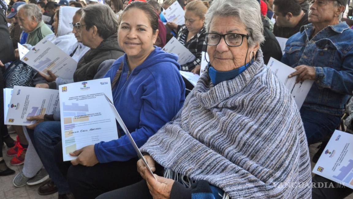 $!Entrega Jorge Zermeño escrituras a 100 familias en Torreón