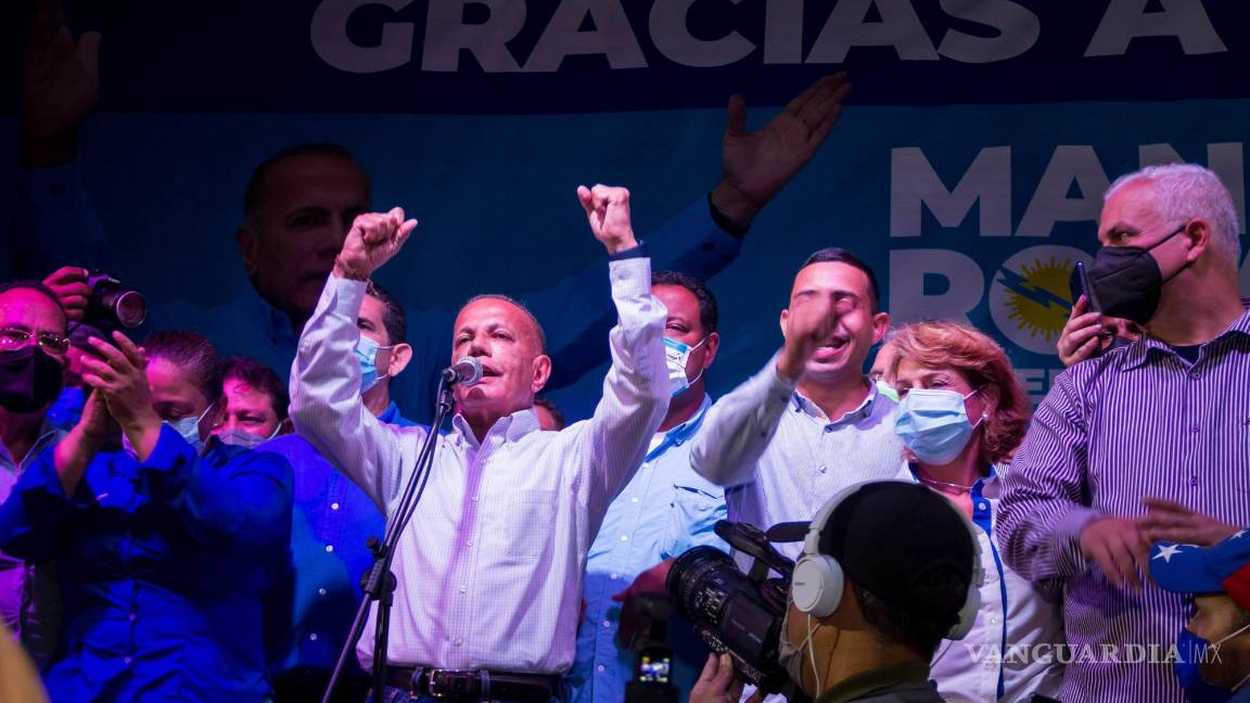 $!Manuel Rosales, ganador de las elecciones de gobernador del estado Zulia, participa en una concentración con partidarios hoy, en Maracaibo, Venezuela. EFE/Henry Chirinos