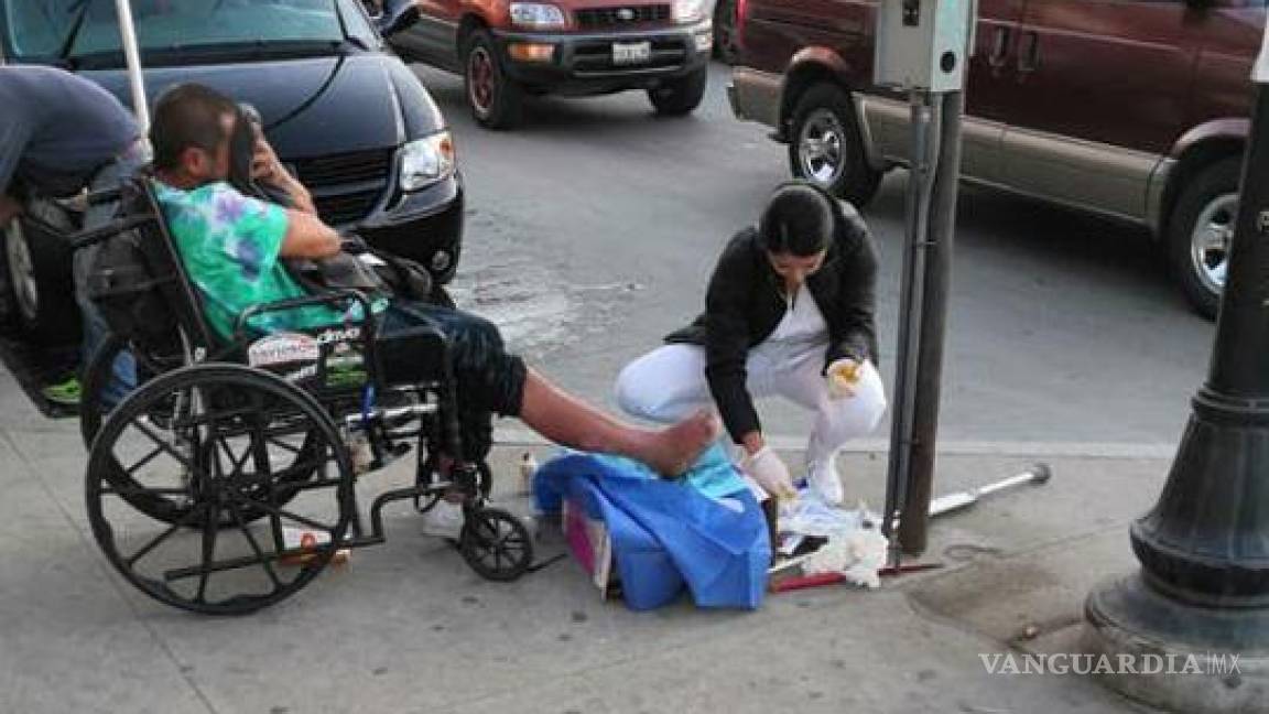 Enfermera atiende a hombre en situación de calle y se hace viral por su bondad