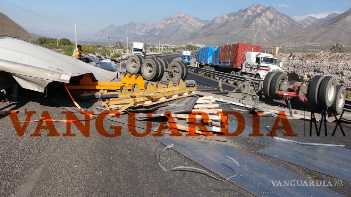 Colapsa carretera Monterrey-Saltillo por volcadura de tráiler