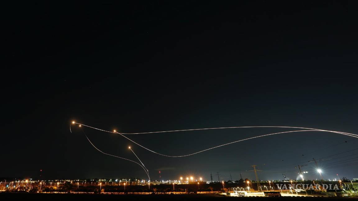 $!Una exposición prolongada del sistema de defensa aérea israelí Cúpula de Hierro interceptando un cohete disparado desde la Franja de Gaza.