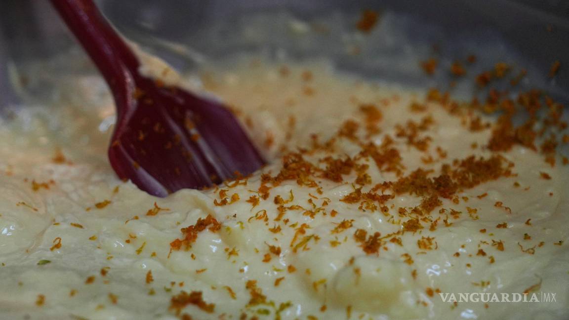 $!Rafael Hernández mezcla cáscaras de mandarina con mantequilla para hacer pan de muerto, tradicional para el Día de Muertos en México.