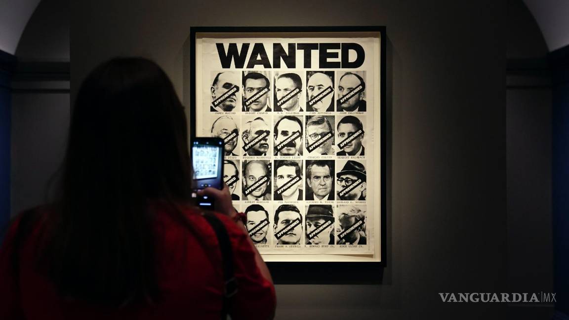 $!Un cartel de búsqueda con personas involucradas en el Watergate en la exposición ‘Watergate: Retrato e intriga’ en la Galería Nacional de Retratos en Washington.