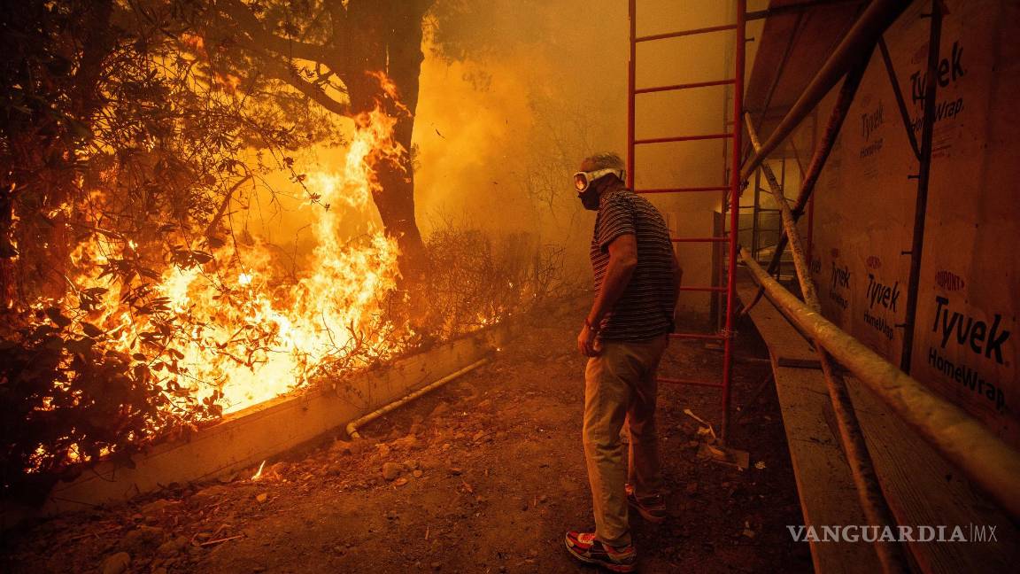 $!Will Adams observa cómo las llamas del incendio Palisades se acercan a su propiedad en el vecindario Pacific Palisades de Los Ángeles.