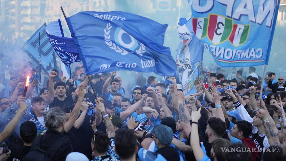 $!A las afueras del Diego Armando Maradona, los hinchas gritaron al unísono el haber alzado el Scudetto.