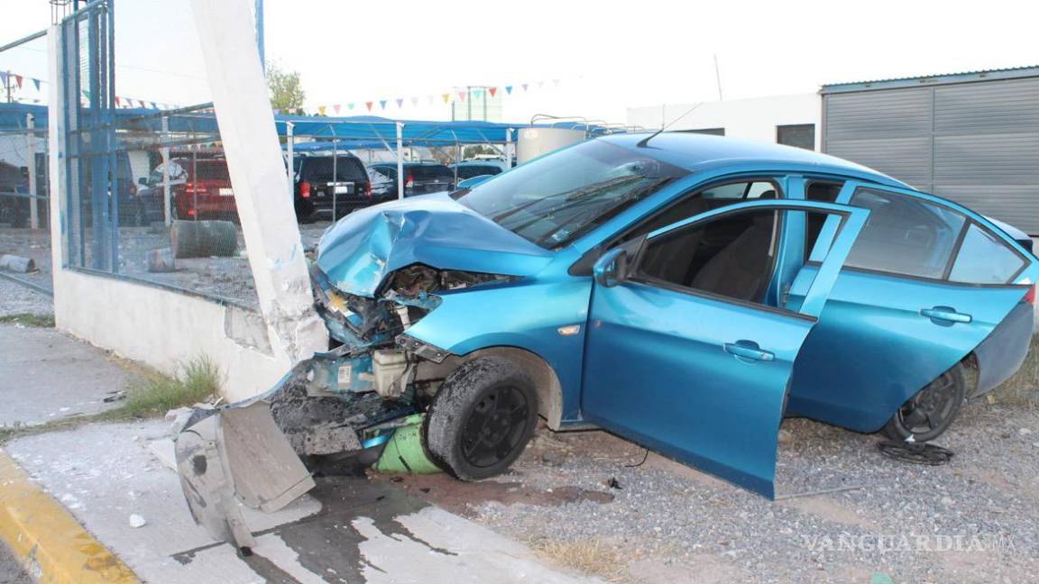Saltillo: conductor de InDriver choca contra lote de autos