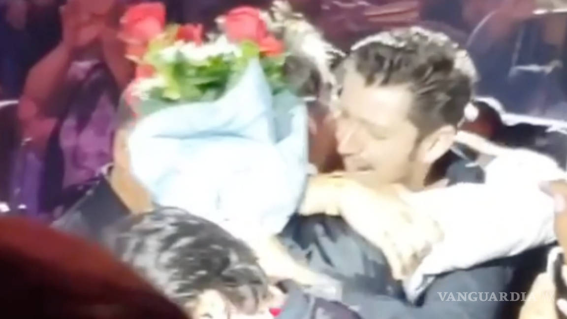 Este fue le momento exacto en que Alejandro Fernández recibió flores de un guapo admirador