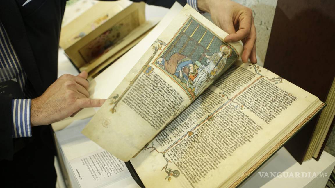 $!El representante de la editorial Moleiro, Diego de Urbiola, muestra libros históricos en el marco de la Feria Internacional del Libro de Guadalajara, en Jalisco (México).