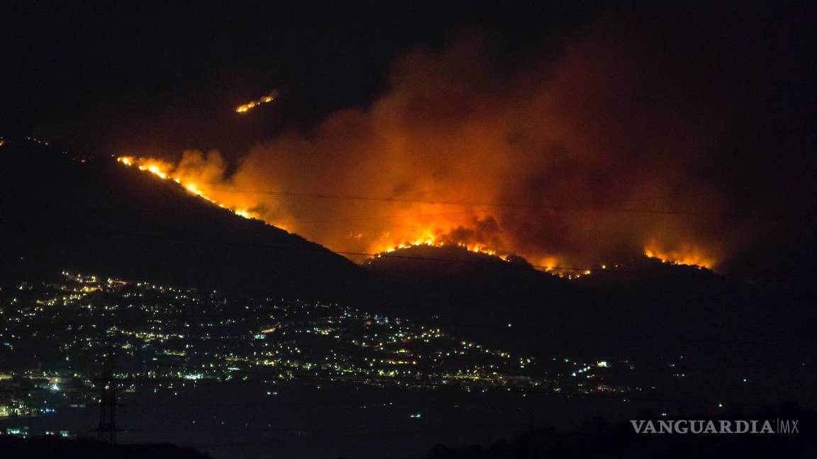 $!Vista nocturna del incendio en el paraje El Higuerón de Mijas (Málaga) en España.