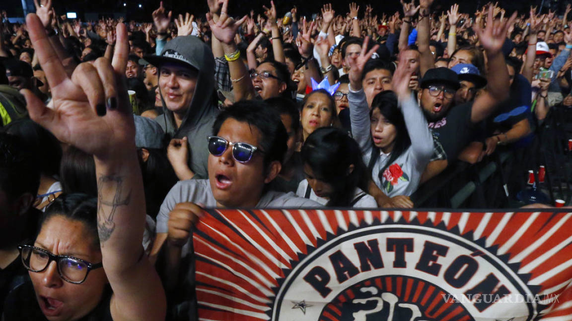 $!Panteón Rococó enciende al público en su regreso al Vive Latino