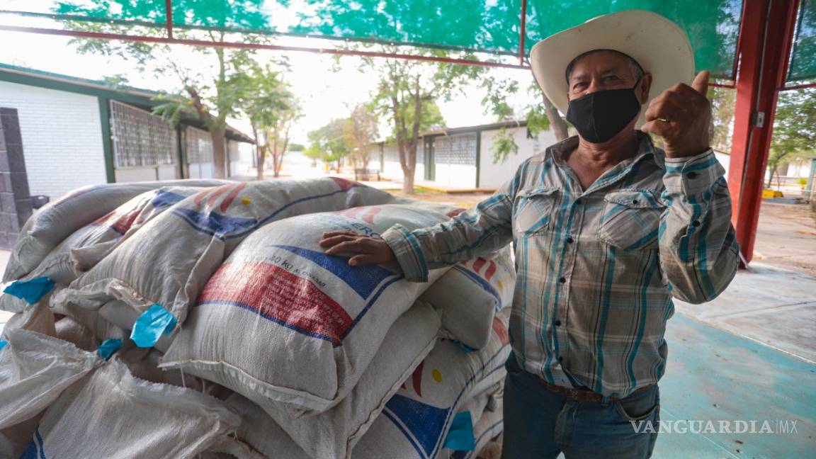 Ayuntamiento de Torreón entrega 66 toneladas de alimento a caprinocultores