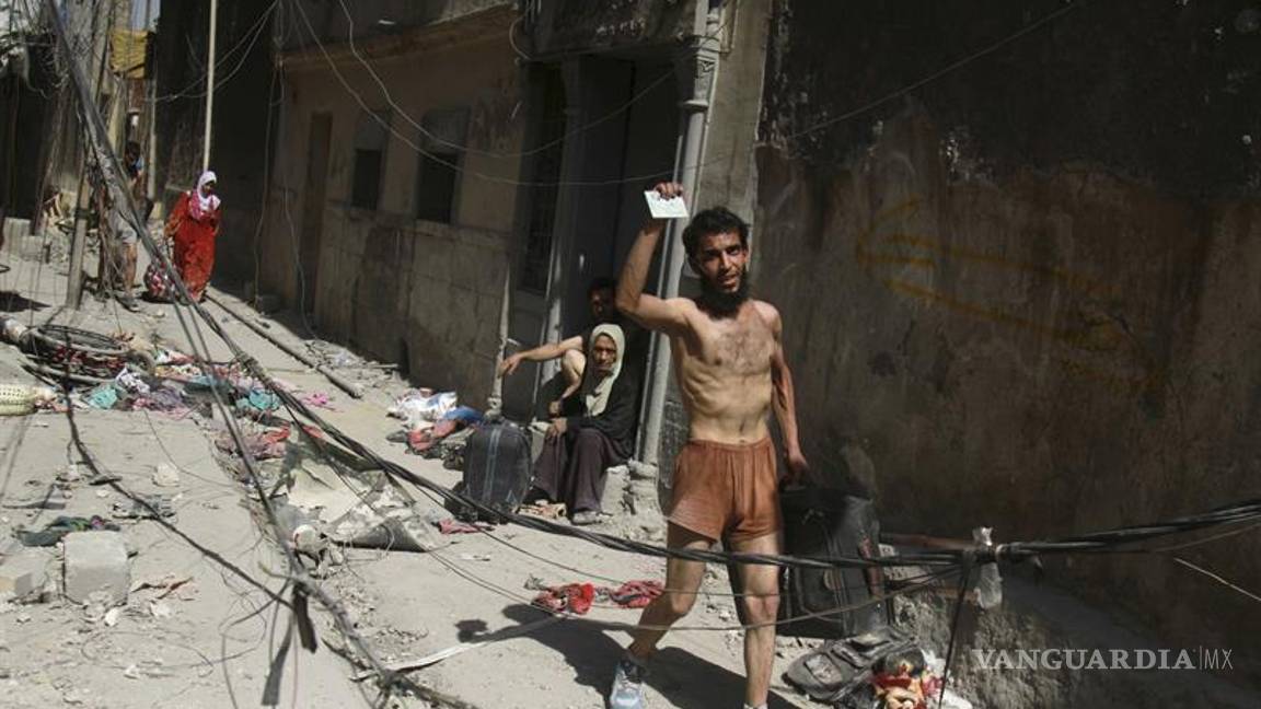 $!Civiles huyen semidesnudos de Mosul
