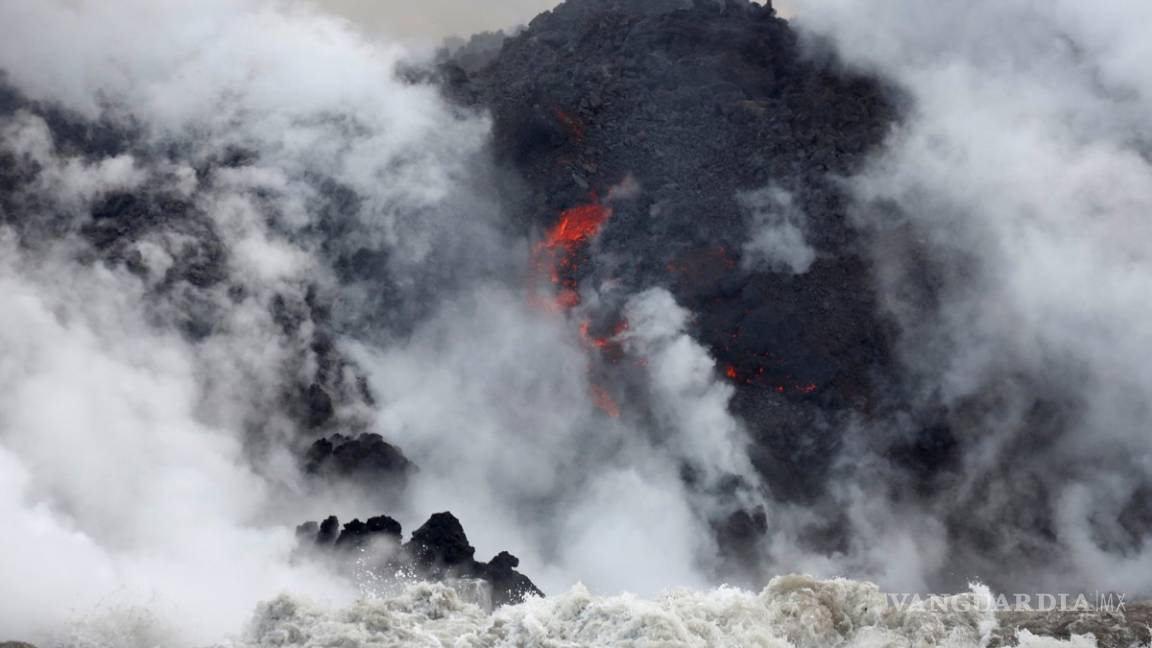 La lava del volcán Kilauea llega al océano y crea una nube tóxica (En Vivo)