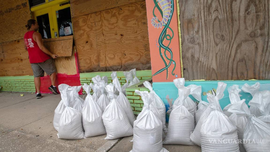 $!Residentes de Gulfport Beach colocan madera contrachapada mientras se preparan para el huracán Ian en Gulfport, Florida.