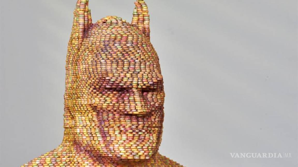 Rinden tributo a Batman con un busto hecho de dulces
