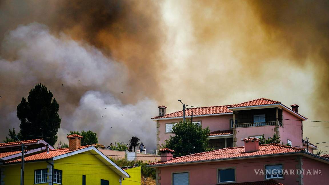 $!Las llamas rodean las casas del pueblo de Ancede durante un incendio forestal en el municipio de Baiao, al norte de Portugal.