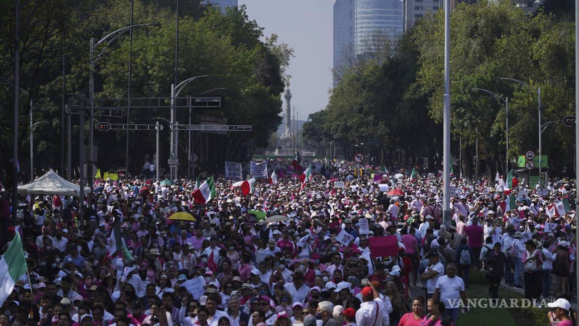 $!Organizaciones ciudadanas marchan en apoyo al INE mientras el presidente Andrés Manuel López Obrador presiona para reformarlo, en la Ciudad de México.