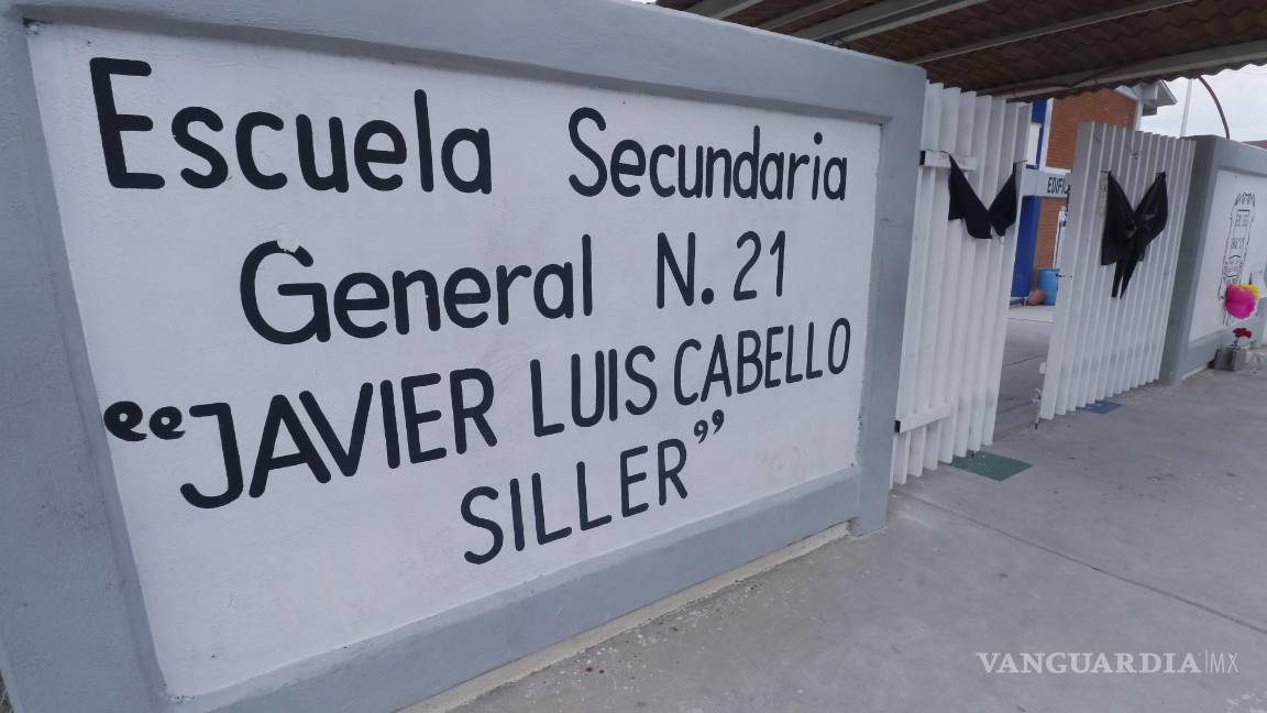 $!Un moño negro en señal de luto fue colocado sobre la entrada principal.