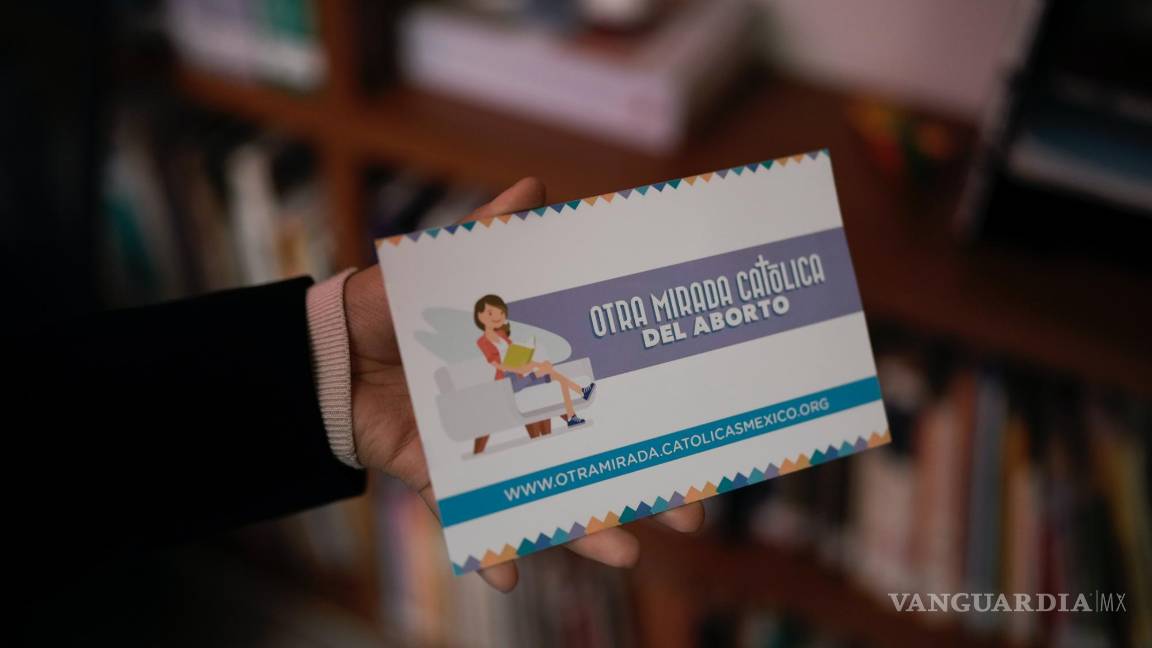 $!Una activista sostiene un panfleto donde se defiende el aborto en las oficinas de Católicas Por el Derecho a Decidir, en Ciudad de México.