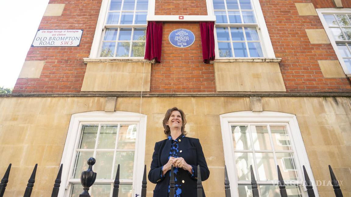 $!La ex compañera de piso de la princesa Diana Virginia Clarke se encuentra fuera de Coleherne Court, Old Brompton Road, Londres. AP/Dominic Lipinski/PA