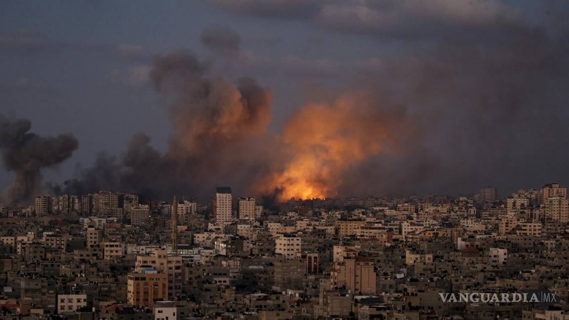 $!Ataque aéreo israelí en el norte de la ciudad de Gaza, el 12 de octubre de 2023. Más de 1,400 palestinos han muerto y más de 6,000 han resultado heridos.