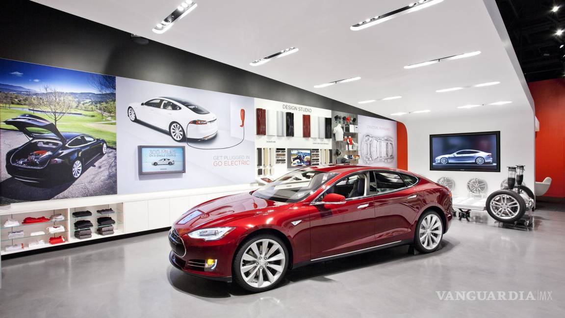 Caen acciones de Tesla, tras bajar 2 mil dólares al precio de sus autos