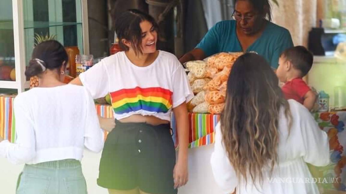 Selena Gomez compra unos 'duritos' con salsa durante su estancia en Sayulita