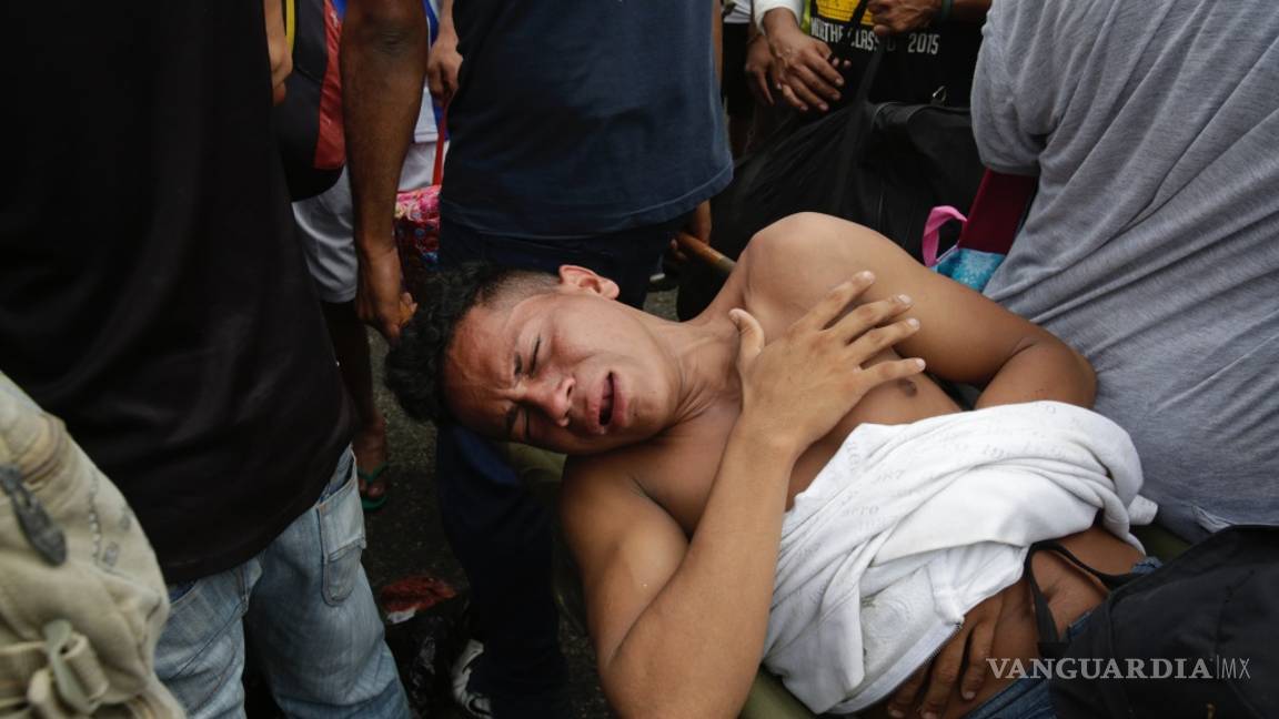 $!Caos y heridos, caravana migrante rompe cerco y cruza frontera con México (Fotogalería)