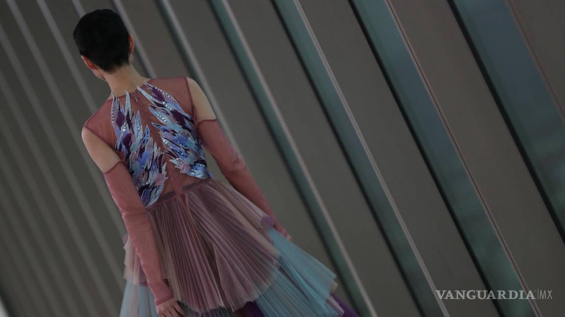 $!Una modelo luce creaciones de la diseñadora mexicana Alexia Ulibarri en el segundo día de actividades del Mercedes-Benz Fashion Week, en CDMX.
