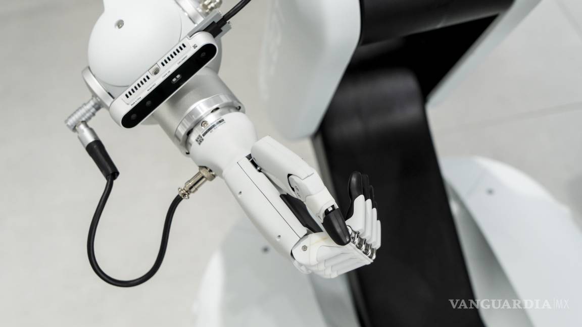 $!En Ningbo un fabricante chino de coches eléctricos, tenía 500 robots cuando se inauguró hace cuatro años. Ahora hay 820 y se planea incorporar muchos más.