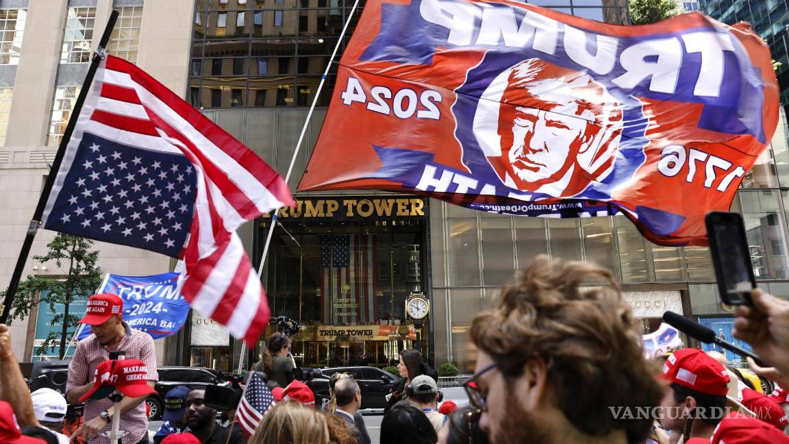 $!Partidarios de Donald Trump ondean pancartas después de que el expresidente diera una conferencia de prensa en la Torre Trump Nueva York.