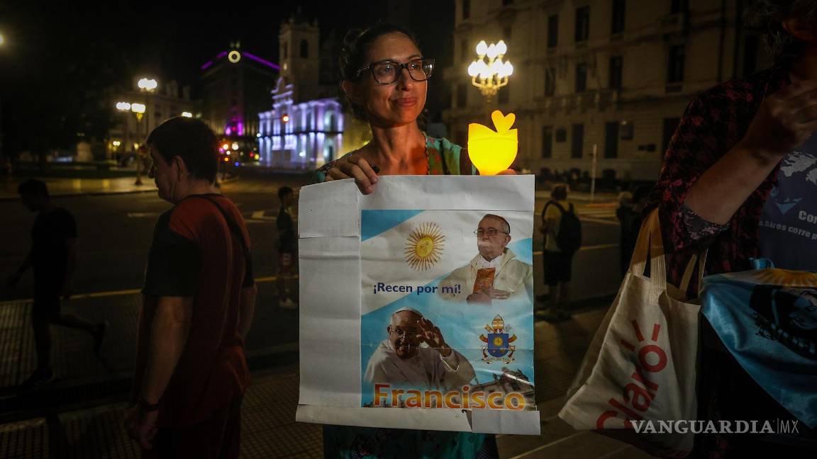 $!Sobre la salud del papa sobrevuelan otro tipo de amenazas: las teorías de la conspiración y los bulos que corren sin control por las redes sociales