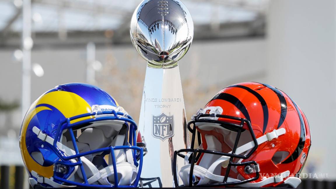$!Los Angeles (United States), 09/02/2022.- The Vince Lombardi Trophy NFL, flanked by a Los Angeles Rams and Cincinnati Bengals helmet, sits on a table before Commissioner Roger Goodell delivers a news conference outside of SoFi Stadium in Los Angeles, California, USA, 09 February 2022. The Cincinnati Bengals are scheduled to play the Los Angeles Rams in Super Bowl LVI on 13 Februrary 2022. (Estados Unidos) EFE/EPA/CAROLINE BREHMAN