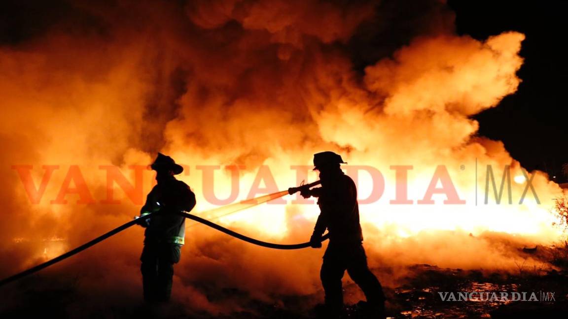 Impactantes imágenes del fuerte incendio en terreno de la colonia San Isidro en Saltillo