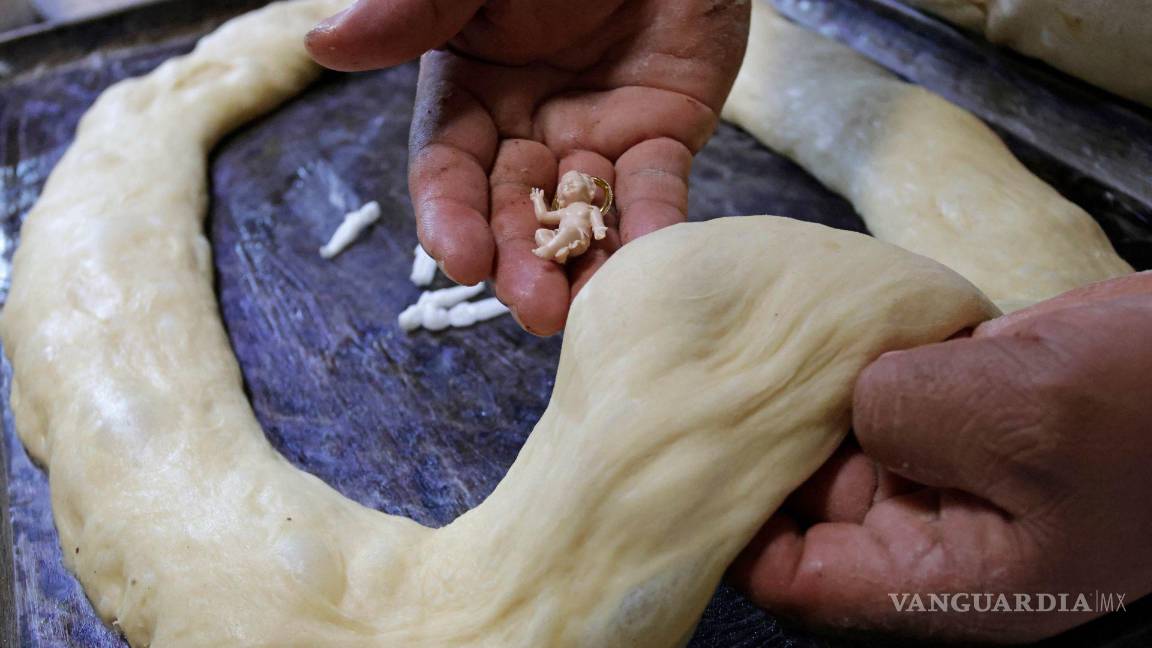 $!Trabajadores de la panadería elaboran Rosca de Reyes, la cual tradicionalmente se comparte en familia previo a la llegada de los Reyes Magos.