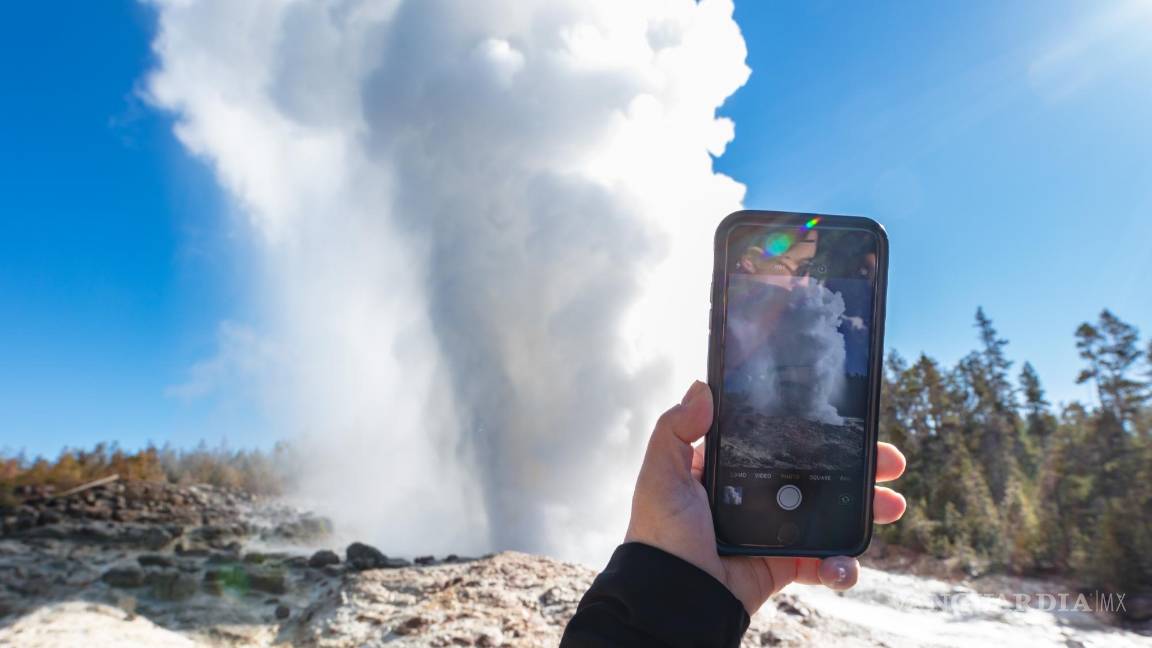 $!Fotografiando una erupción del géiser Steamboat.