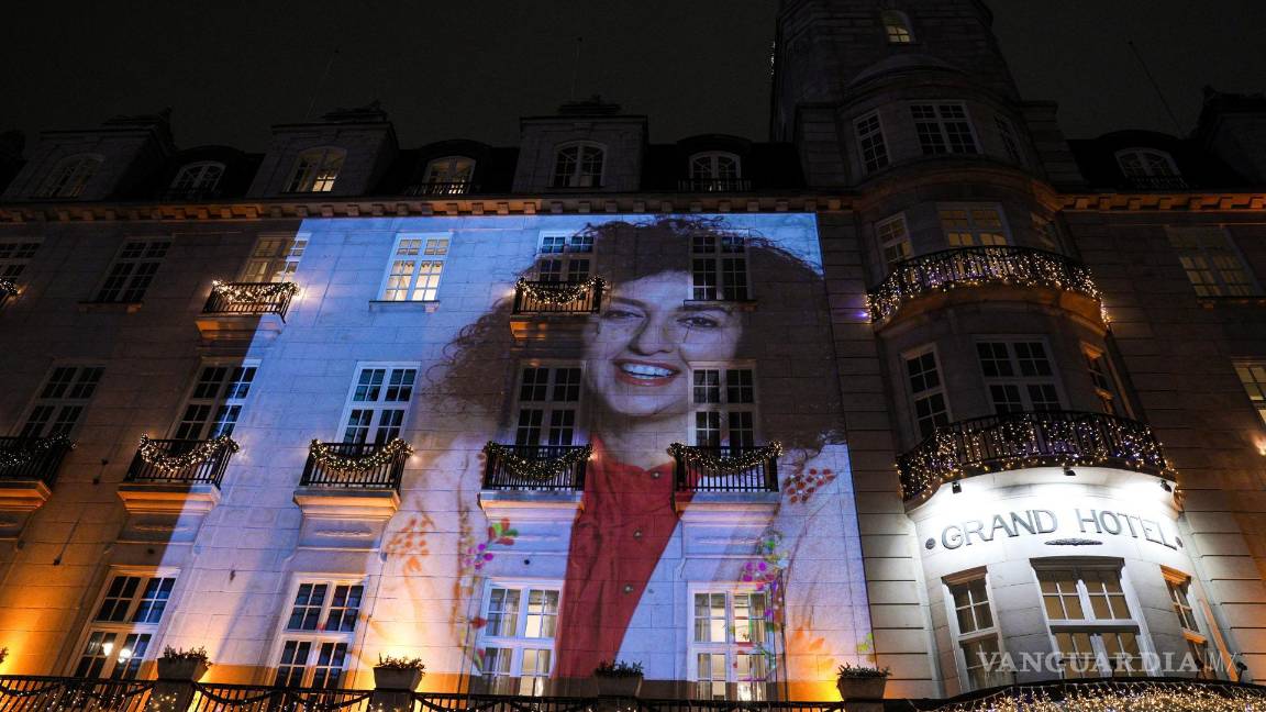 $!Una imagen de Narges Mohammadi, ganadora del Premio Nobel de la Paz 2023, se proyecta en la fachada del Grand Hotel antes del banquete del Nobel en Oslo.
