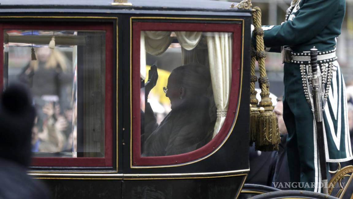 $!Margarita II, quien conserva el título de reina y la función de regenta interina, abandonó el castillo en coche.